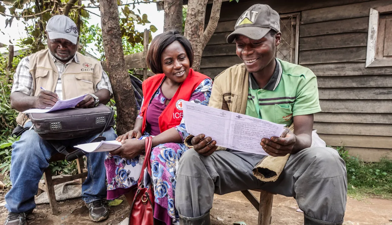Deux collaborateurs du CICR en charge du rétablissement des liens familiaux