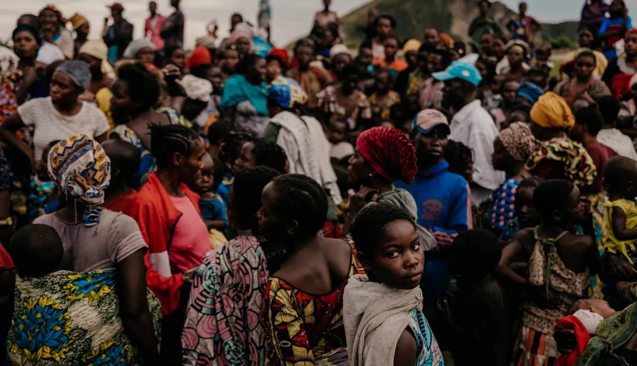 En el campamento de desplazados en Lac Vert, un grupo de civiles espera que distribuyan alimentos. 