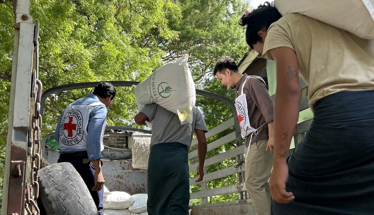 ICRC staff oversees the distribution of agricultural supplies in Myanmar.