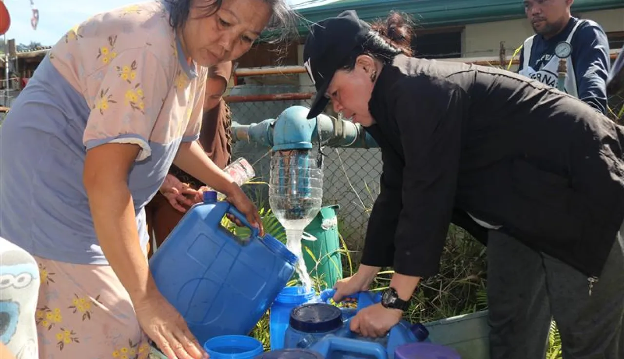Internally displaced people at the Sagonsongan transitional shelter in Marawi City line up their containers at the water supply system ICRC helped repair. Photo: B. Sultan/ICRC.