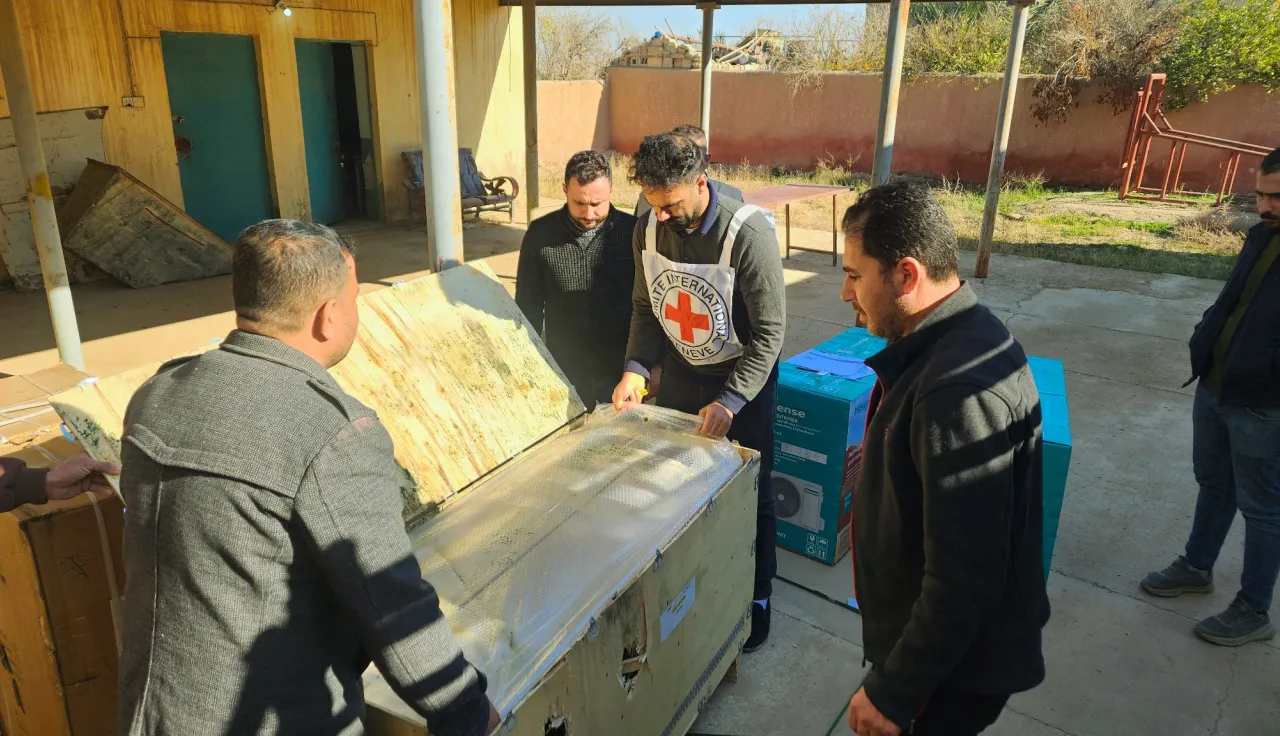 ICRC distributing materials to the Veterinary Clinic of Rawa in West Anbar.