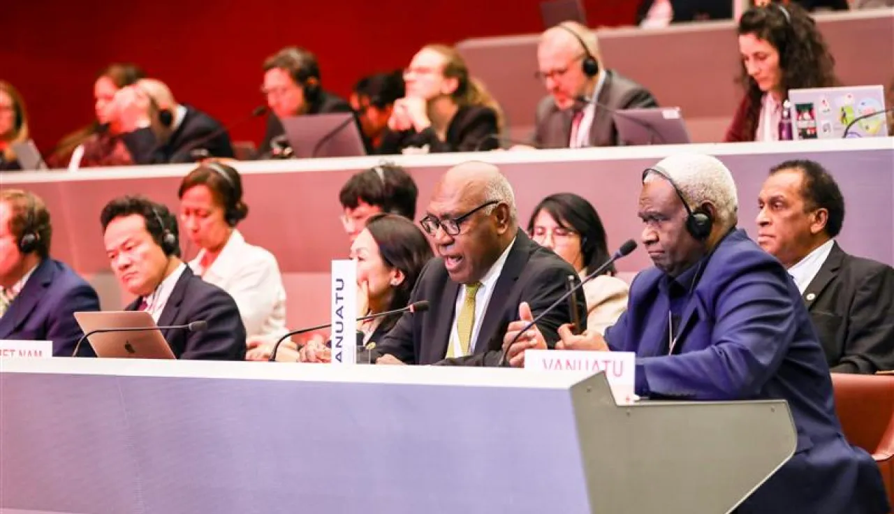 Geneva, International Conference Center. 34th International Conference of the Red Cross and Red Crescent. A representative of Vanuatu takes the floor.