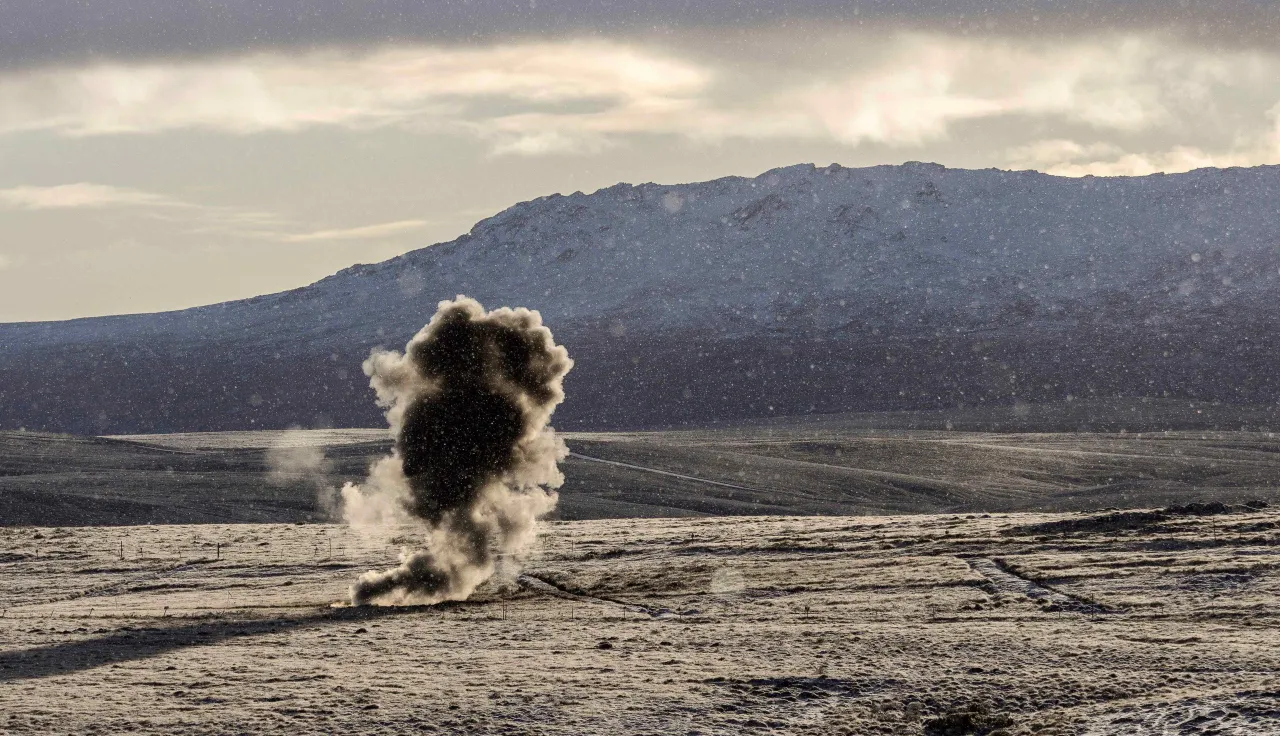 Darwin. Cerca del cementerio militar argentino, la Oficina del Programa de Desminado de las Islas Falkland/Malvinas, un equipo de operarios en su mayoría de Zimbabue muy valorados por su larga experiencia, vuelan restos explosivos de guerra en una mañana helada. 35 años después del fin del conflicto, las minas antipersona, las municiones de racimo y otros artefactos siguen contaminando la tierra. Afortunadamente, ningún isleño ha sido herido hasta ahora. La operación de desminado concluyó con éxito en 2017.