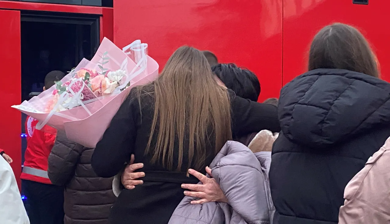 families reunited in Kursk 家人团聚是彼此拥抱