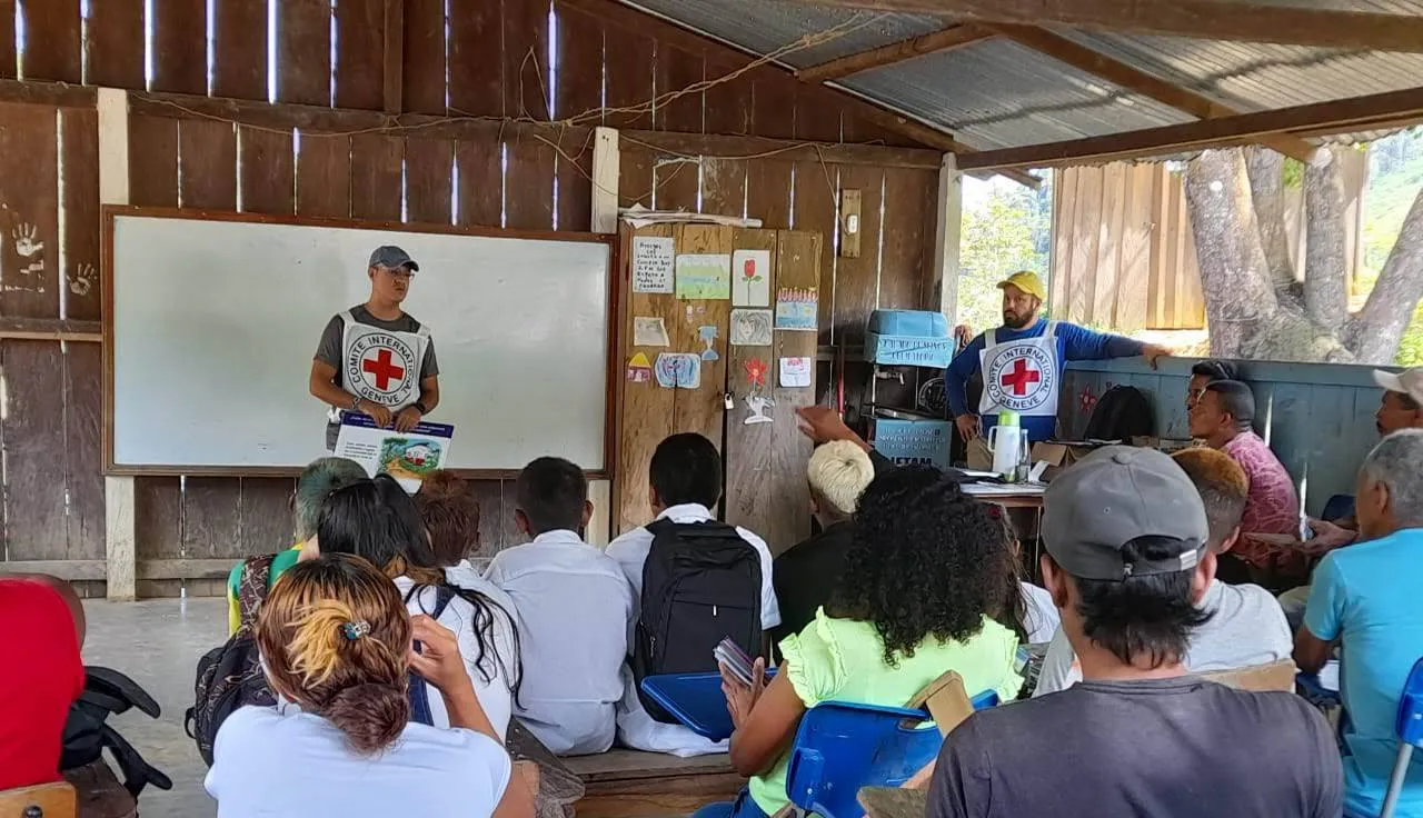 Una persona del CICR está realizando una charla sobre artefactos explosivos en una comunidad.