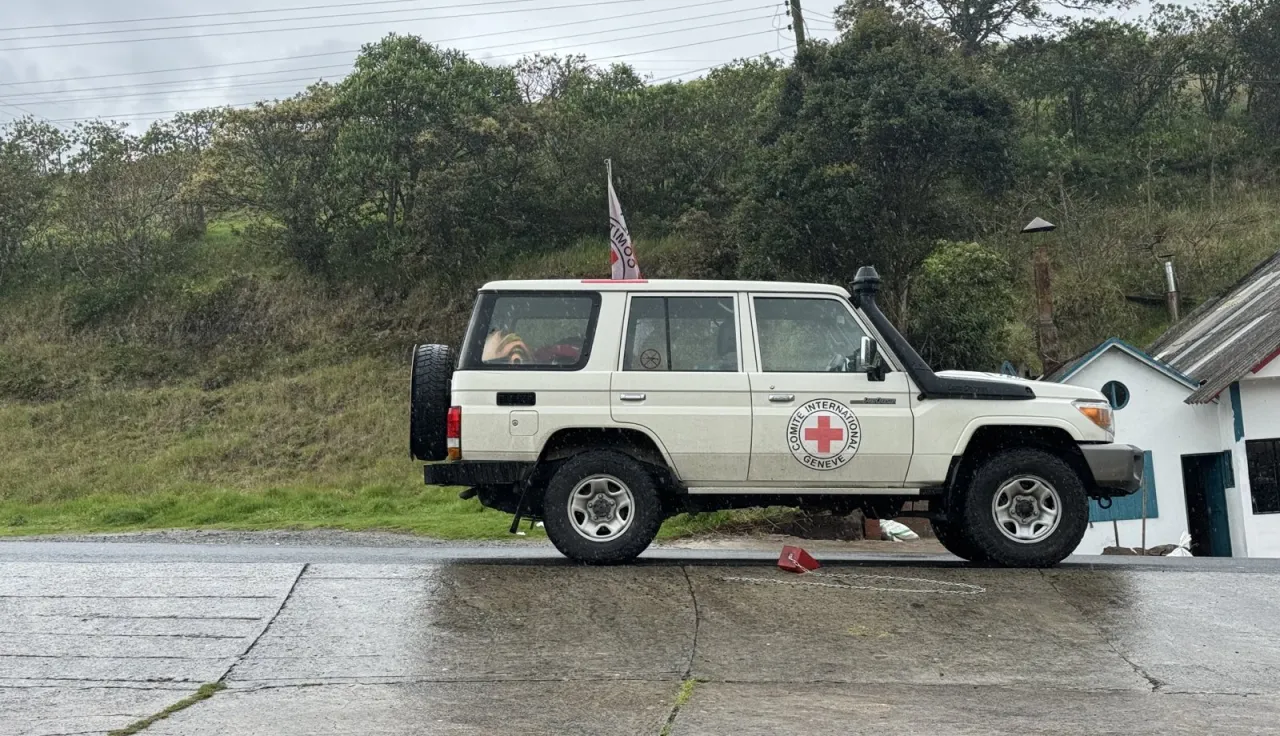 Carro del CICR en carretera.