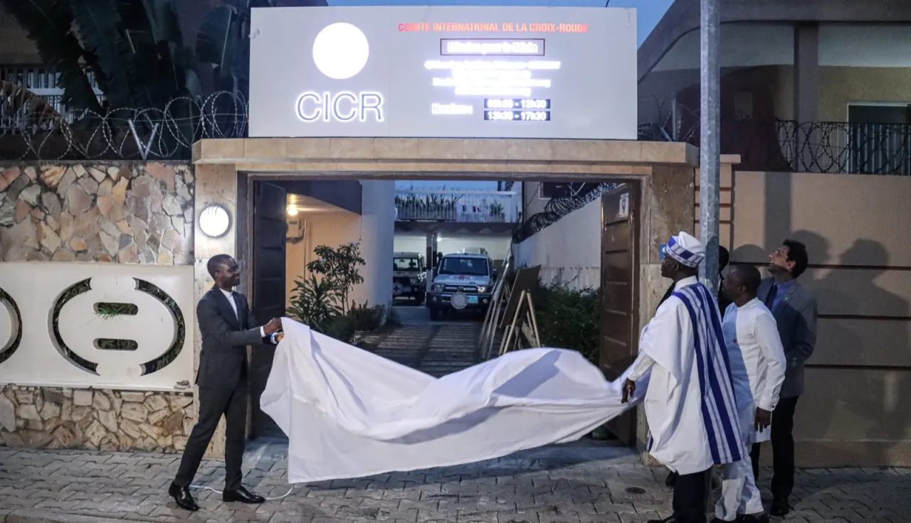 l'inauguration officielle de la mission du CICR à Cotonou. Cette scène symbolise le renforcement de la présence du CICR au Bénin et son engagement à collaborer étroitement avec les acteurs locaux pour répondre aux besoins humanitaires dans le nord du pays. L'atmosphère est à la fois formelle et empreinte de coopération, reflétant l'importance de cet événement pour l'avenir de l'action humanitaire au Bénin.