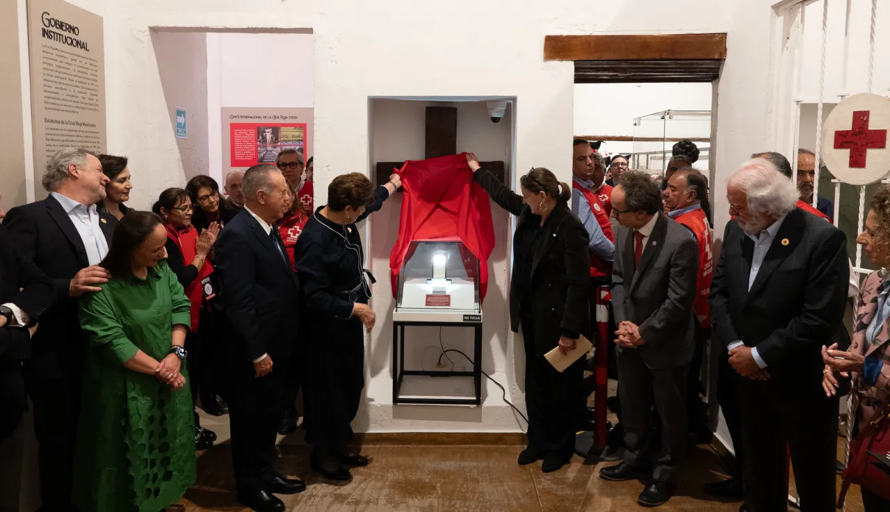 Develación de la medalla del aniversario de los convenios de ginebra