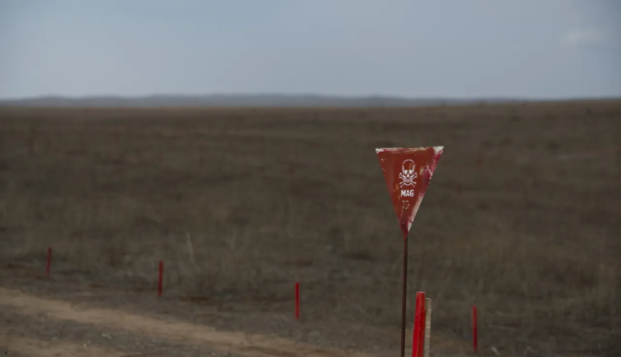 Cartel que señaliza la presencia de minas antipersonal.
