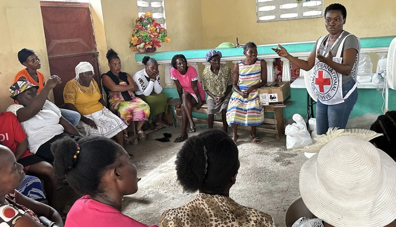 ICRC staff holds a talk with a community in Haiti.
