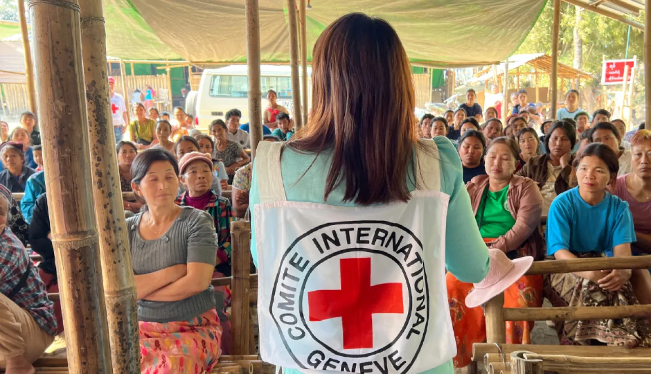 An ICRC staff members conducts a landmine risk education session for Myanmar community members as the country recovers from a massive earthquake.
