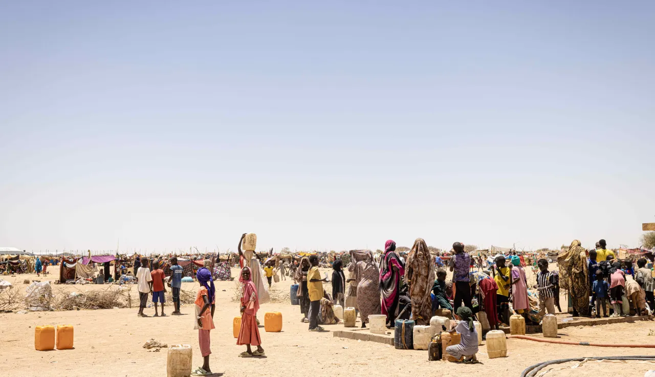 – Sudanese refugees at the transit site in Tiné, Eatern Chad, fetching water in the only water point available. – Sudanese refugees at the transit site in Tiné, Eatern Chad, fetching water in the only water point available.