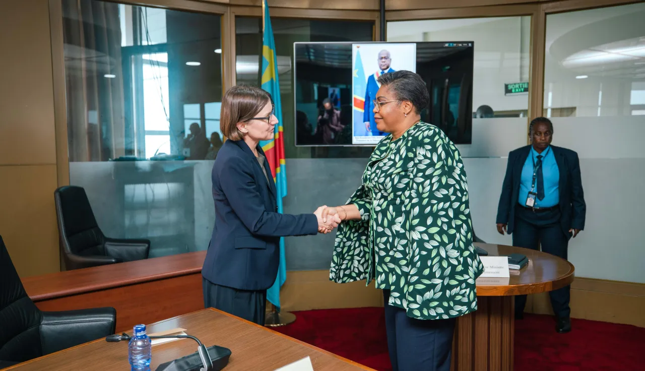 Kinshasa, 08 mai 2025. La présidente du CICR rencontre la Première ministre de la RDC, Judith Suminwa Tuluka, lors de sa première visite officielle dans le pays. Mirjana Spoljaric était accompagnée de Patrick Youssef, directeur régional Afrique du CICR, et de François Moreillon, chef de la délégation du CICR en RDC.