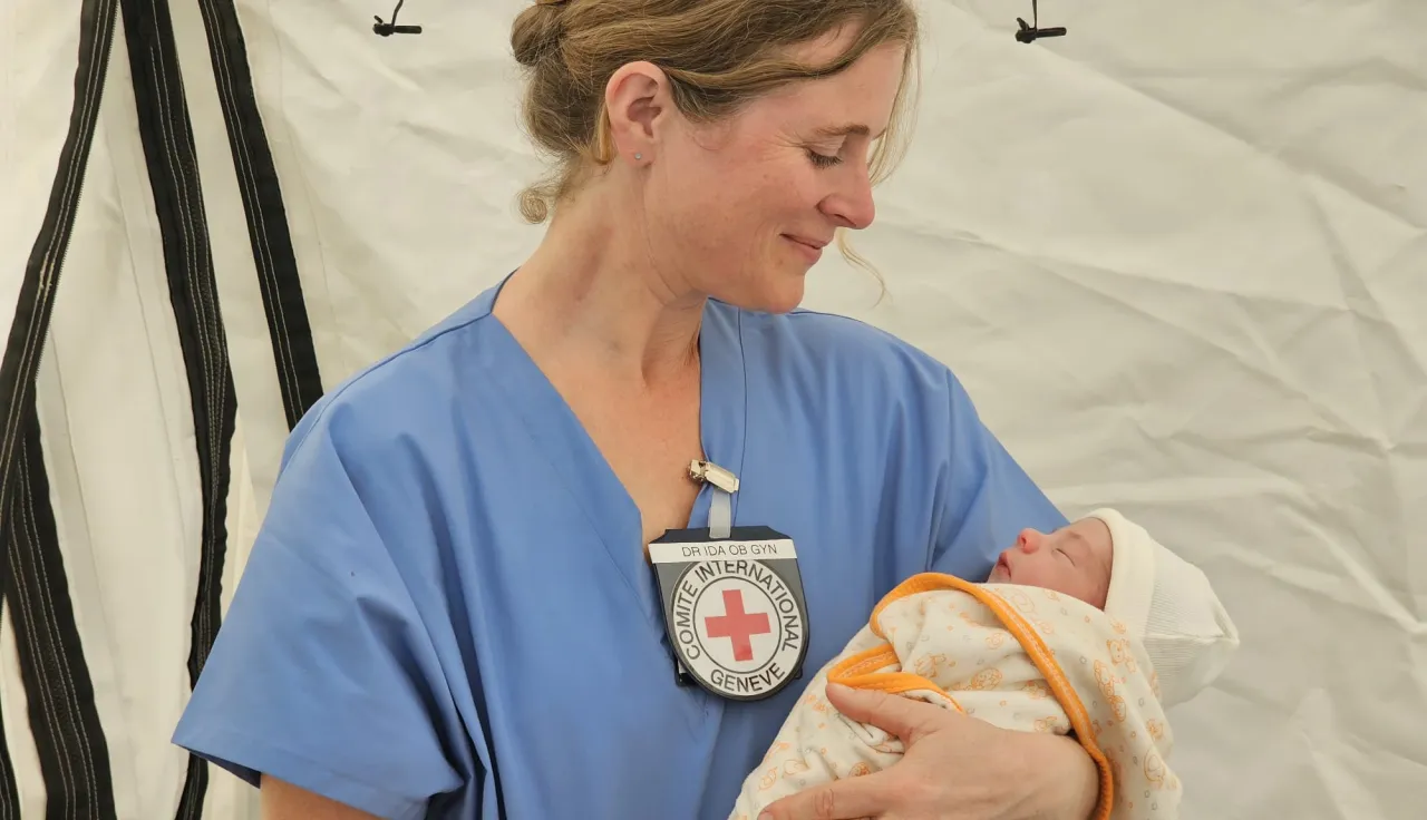 ICRC team helps people in conflict