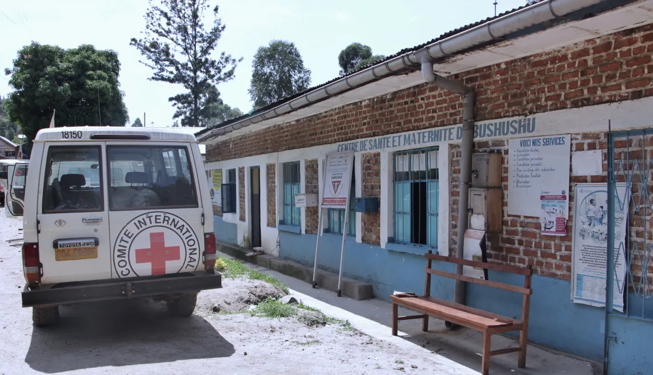 Juin 2025, Kalehe, Sud-Kivu – Centre de santé de Bushushu, territoire de Kalehe, Sud-Kivu. Cette structure qui couvre une aide de santé de 25.000 habitants, a été victime de pillage lors des récentes hostilités. Grâce au soutien du CICR, les enfants de 0 à 15 ans et autres personnes vulnérables y sont soignés gratuitement.