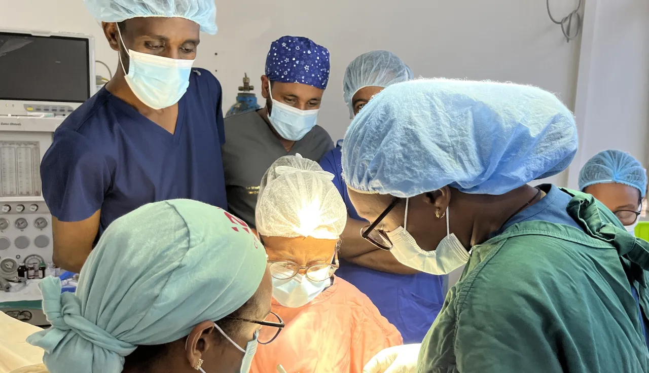 Doctors attending the practical training session in Alert Hospital OR .JPG