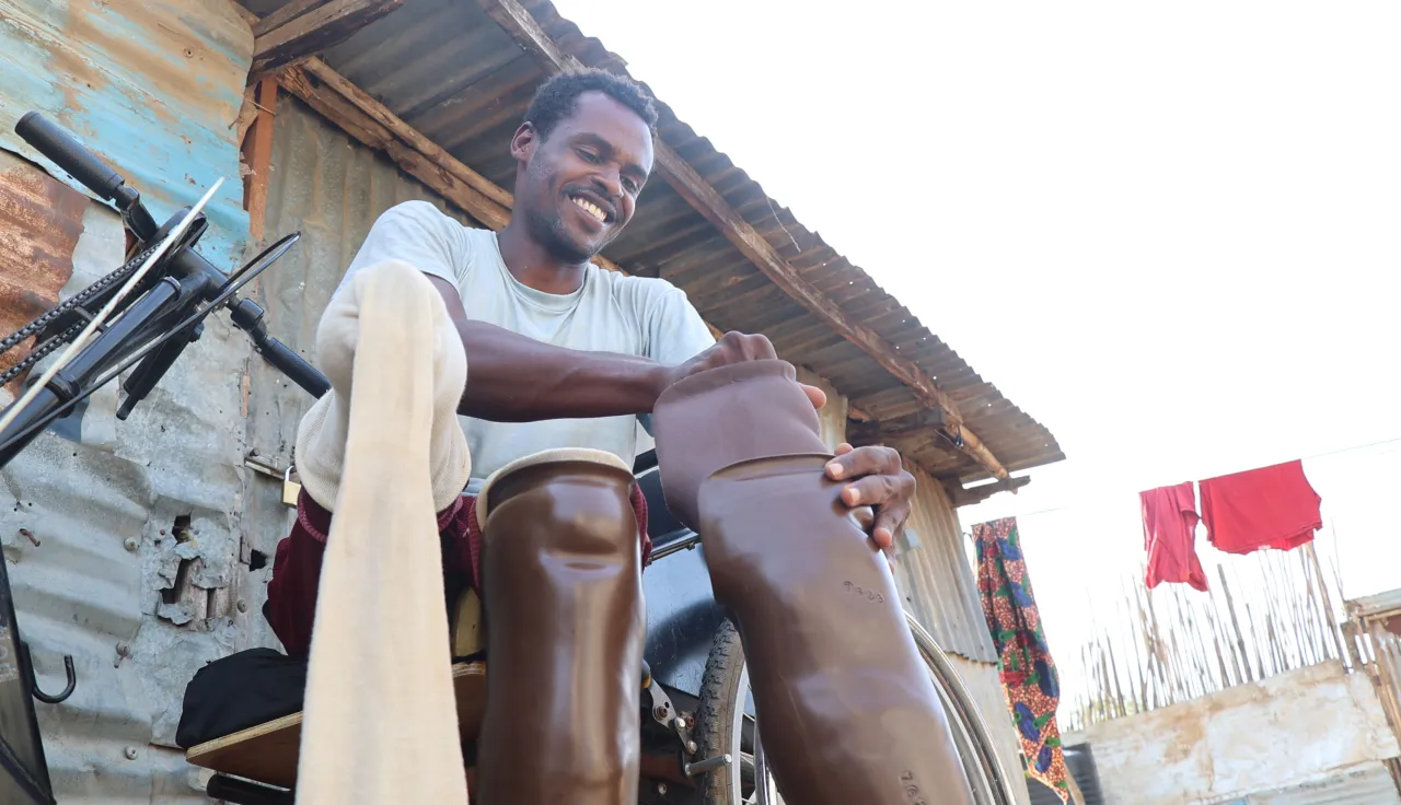 Musa tries on his new artificial limbs