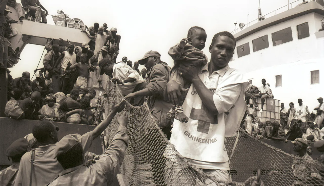 Guinea, marzo de 2003. Llegada y acogida de más de 1.400 ciudadanos guineanos que huyen de la violencia en Costa de Marfil en el año 2003. Guinea, marzo de 2003. Llegada y acogida de más de 1.400 ciudadanos guineanos que huyen de la violencia en Costa de Marfil