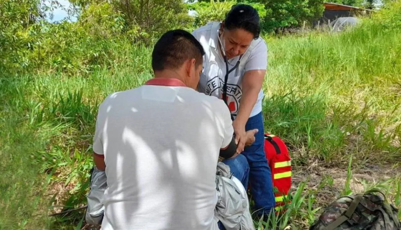 Una persona del CICR está tomando la presión arterial de la persona que será liberada.