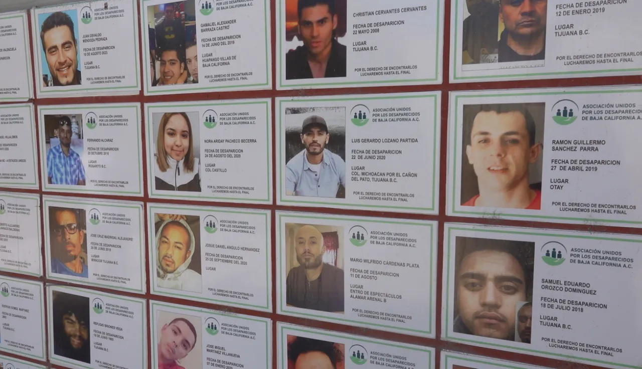 Fichas de personas desaparecidas en el Memorial a las Víctimas de Desaparición en Tijuana, Baja California