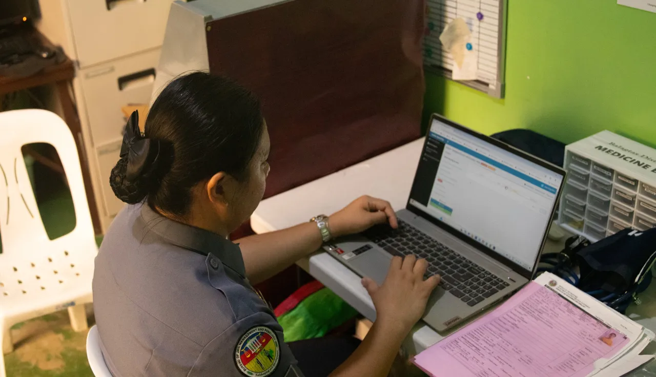 Jail Officer Casaje accessing the Health Information System website