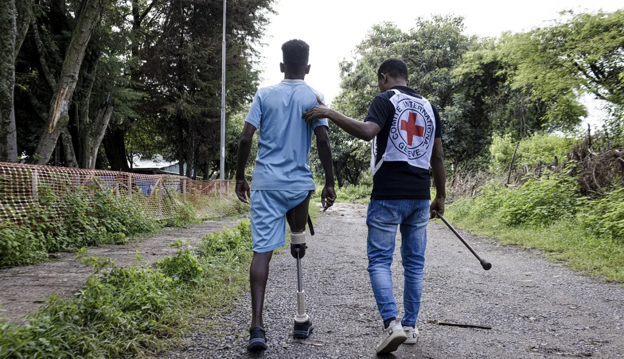 Tigray, Hospital de Shire. Un miembro del equipo de rehabilitación física del CICR ayuda a un paciente a practicar la marcha con su prótesis.