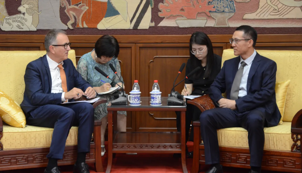 红十字国际委员会主席中国事务特使、东亚地区代表处主任史德林一行今日访问国家图书馆，并与国家图书馆党委副书记王晓东进行会谈。