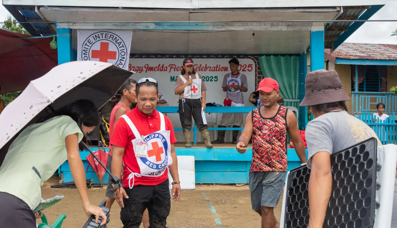 Conflict-affected farmers from Imelda village, Northern Samar receive farming equipment from the ICRC. Red Cross volunteers were also present to assist in the distribution.