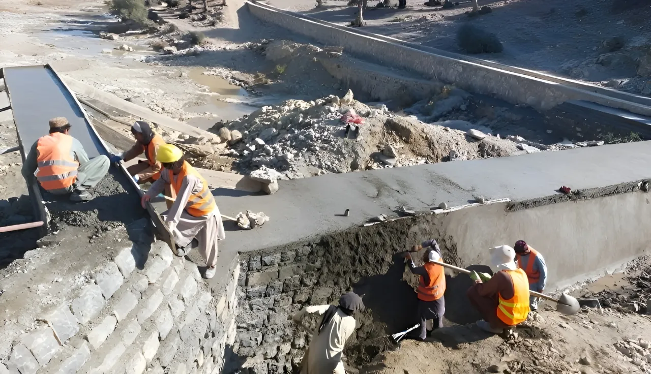 Community workers involved in a cash-for-work project