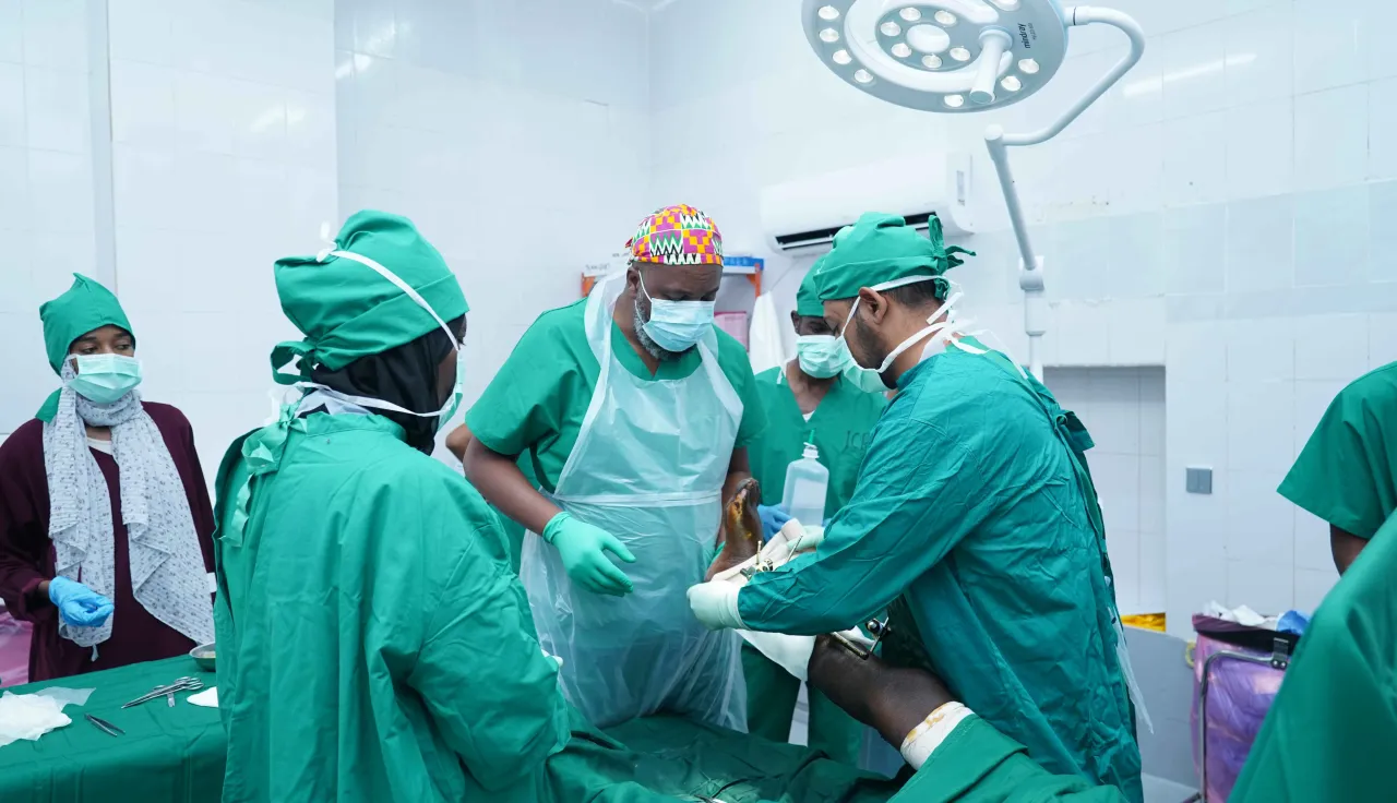 ICRC Surgical team operating on one of the war wounded in Atbara hospital
