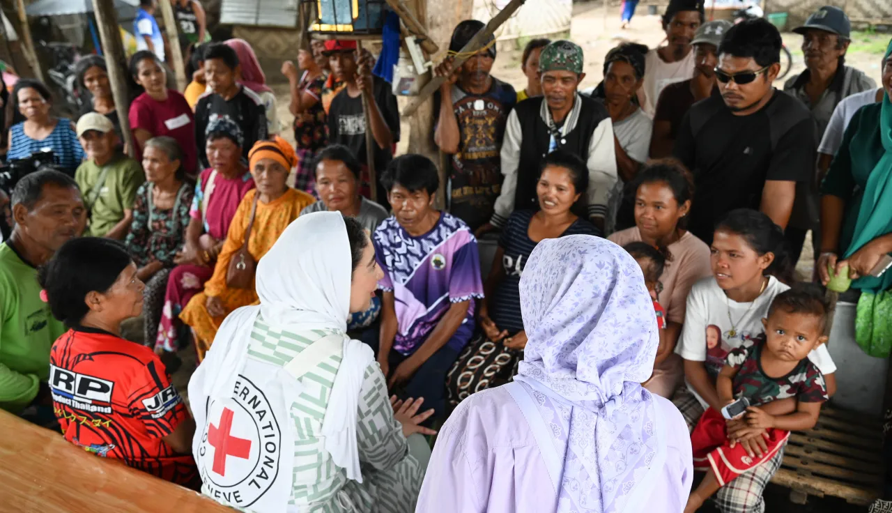 Hiro Yabusaki, head of Cotabato subdelegation, speaks with conflict-affected indigenous people in Datu Hoffer, Ampatuan, Maguindanao del Sur