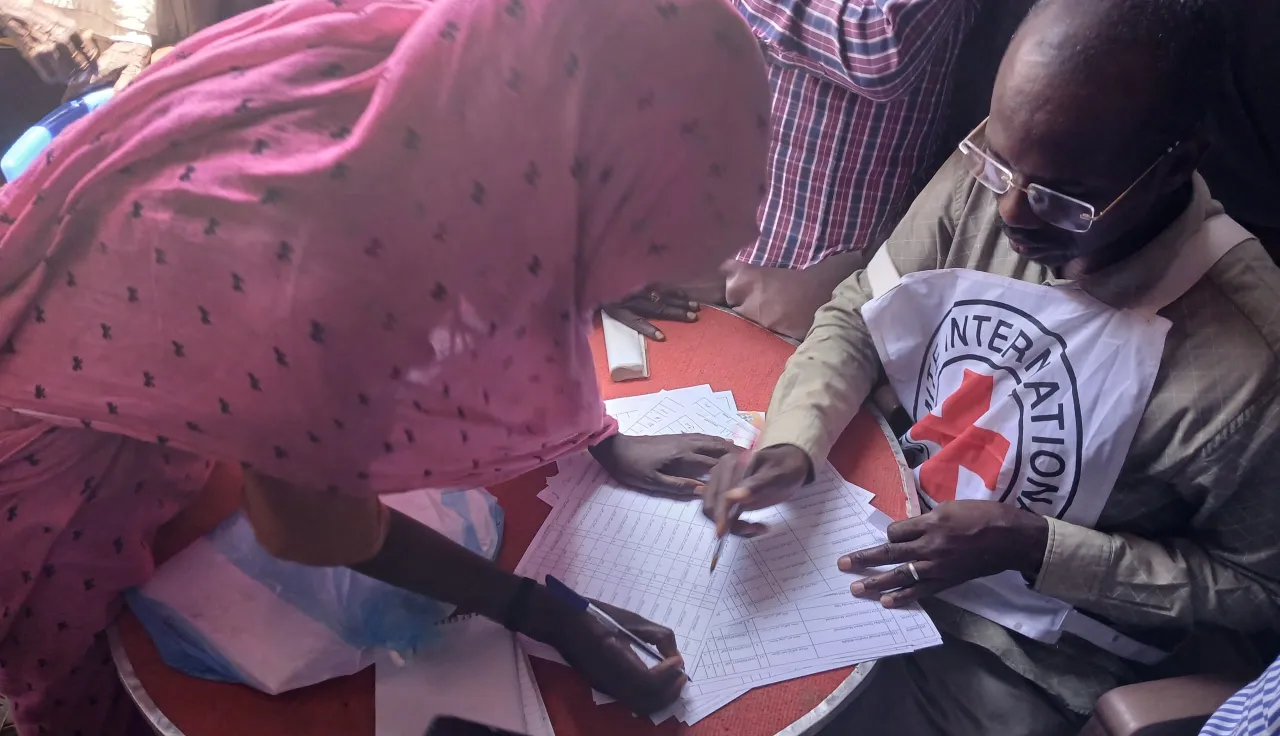 ICRC and SRCS distribution of cash assistance to returnees and IDPs in Damazin