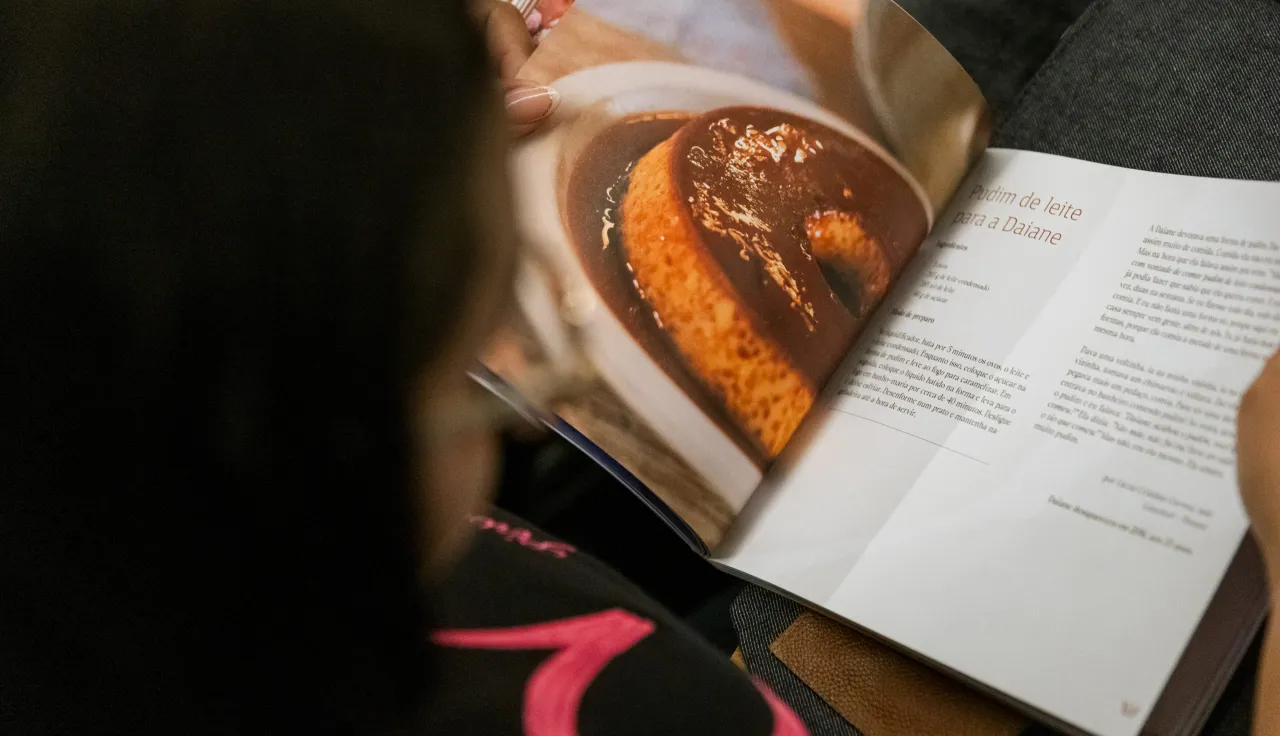 O livro reúne 43 receitas de familiares de pessoas desaparecidas, transformando a dor da ausência em memória afetiva e a cozinha em um espaço de memória e homenagem.