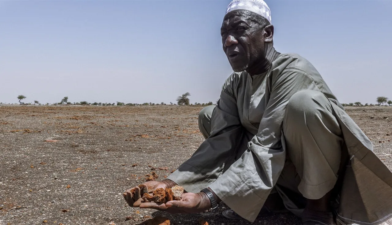  Timbuktu region, Mbouna. A resident poses in the middle of lake Faguibine, which is now dried up because of climate change.
