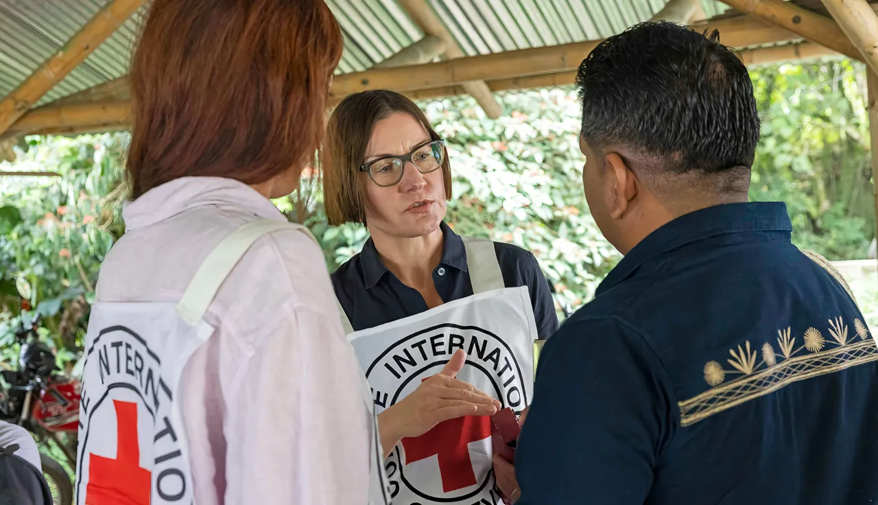 Foto de Mirjana Spoljaric con una persona de una comunidad indígena en Colombia