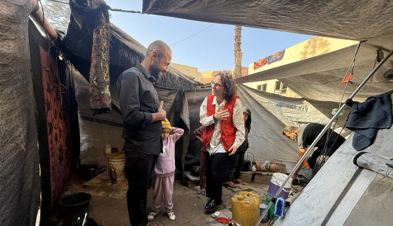 La directrice des opérations du Comité international de la Croix-Rouge (CICR) Yasmine Praz Dessimoz dans le camp de déplacés de Al-Karmel (Gaza city), nord de la bande de Gaza. CICR, 24 novembre 2025.