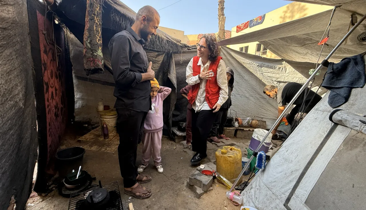 La directrice des opérations du Comité international de la Croix-Rouge (CICR) Yasmine Praz Dessimoz dans le camp de déplacés de Al-Karmel (Gaza city), nord de la bande de Gaza. CICR, 24 novembre 2025.