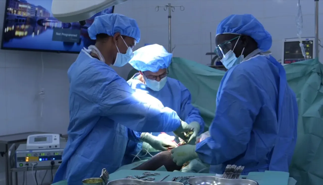Doctos perform surgery in an ICRC-supported hospital in South Sudan.