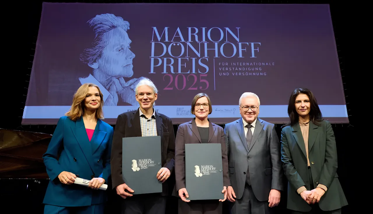 komitee-vom-roten-kreuz-mit-marion-doenhoff-preis-geehrt-image-group