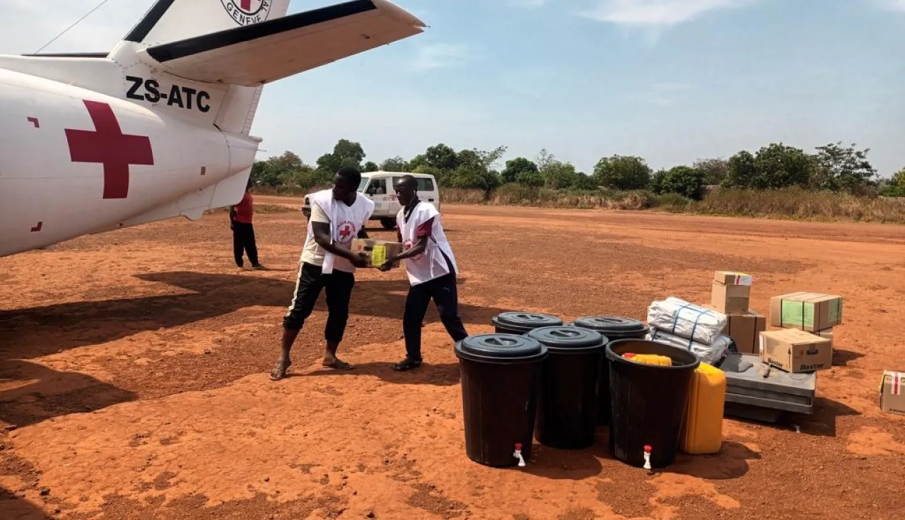 Aérodrome de Zémio : les volontaires de la Croix-Rouge centrafricaine procèdent au déchargement des kits d'urgence.