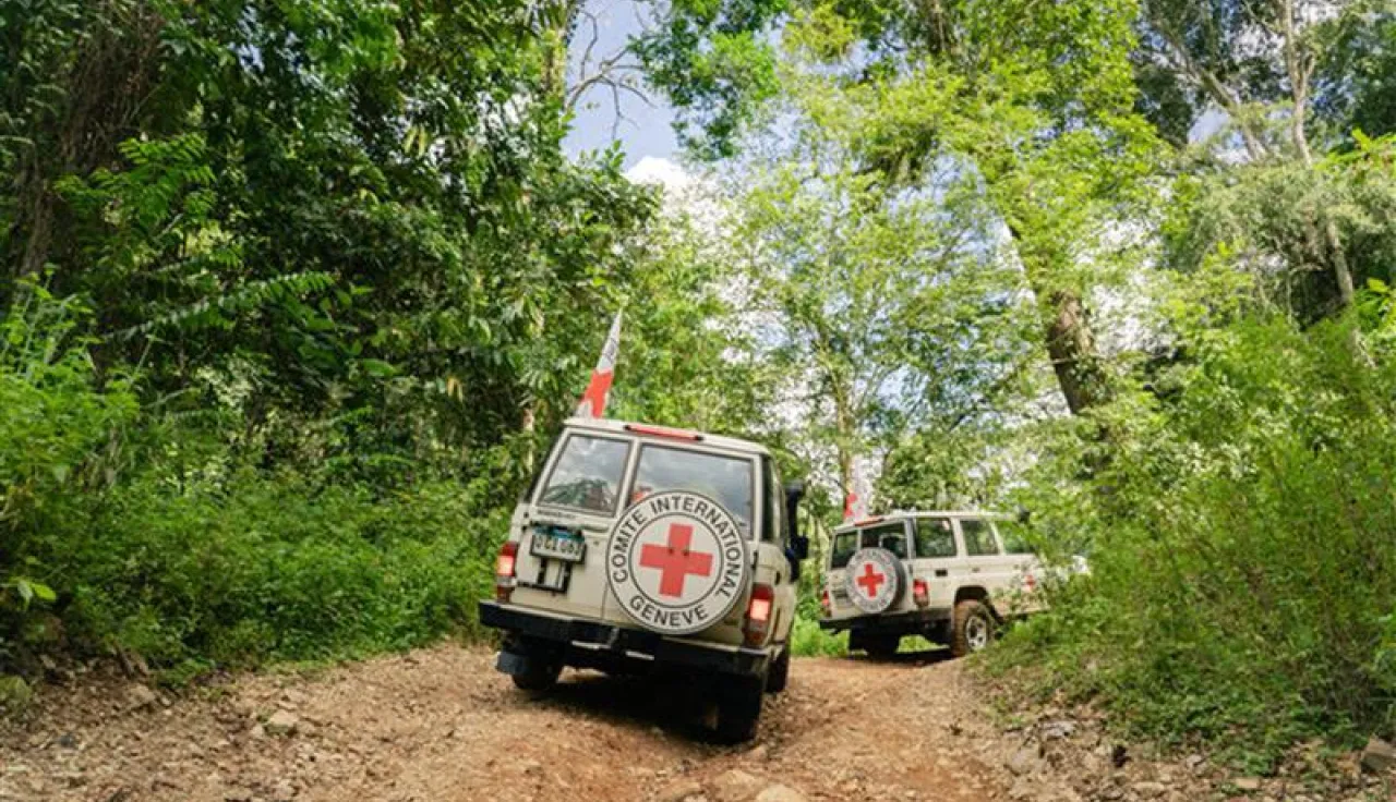 Dos carros del CICR en zona rural de Colombia