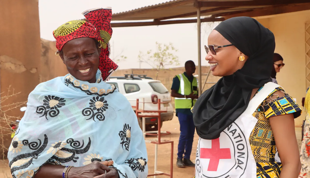 La présidente de la Coordination Provinciale des Organisations Féminines du Soum échange un sourire complice avec une collègue, symbole de solidarité et de détermination au service de leurs communautés.