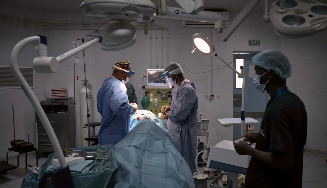 Image d'illustration. Commune de Mopti, Sévaré, hôpital Sominé Dolo. Un chirurgien du CICR et ses collègues durant une opération. 2021. Cattani Michele / CICR