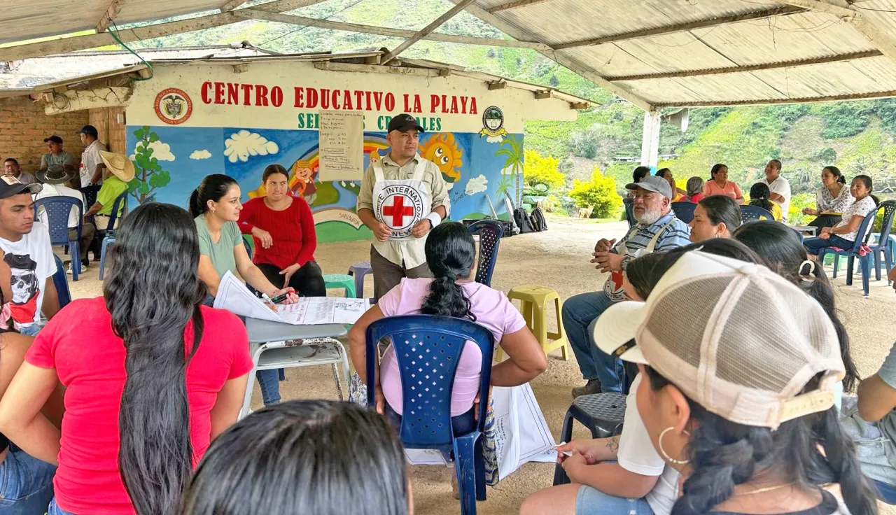 Una persona del Comité Internacional de la Cruz Roja está reunida con una comunidad en zona rural de Colombia