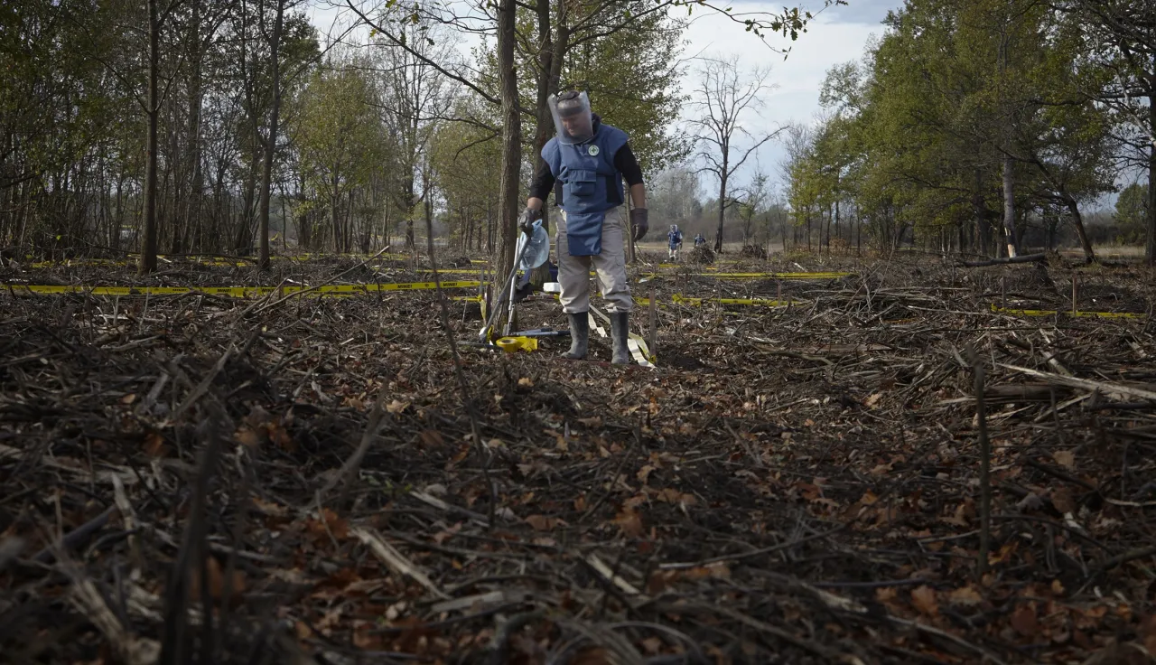 Domaljevac-Šamac municipality, Grebnice. A mine clearance worker from the Norwegian People's Aid (NPA) Mine Action Programme at work.