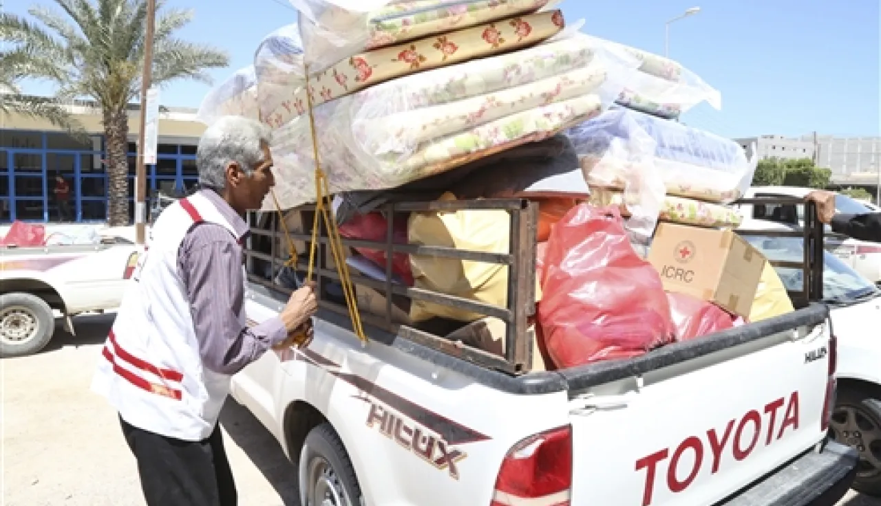 Misrata, ICRC sub-delegation warehouse. A staff from the Libyan Red Crescent is preparing an ICRC essential household items distribution for people displaced from Sirte.