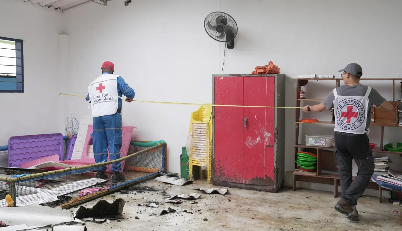 Personal del CICR y la Cruz Roja Colombiana evalúan los daños en una escuela de Chocó, afectada por el terremoto del 10 de agosto