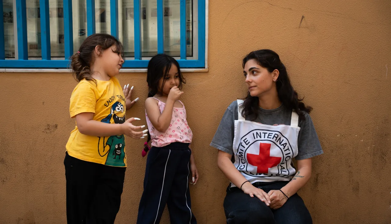 An ICRC delegate and two children