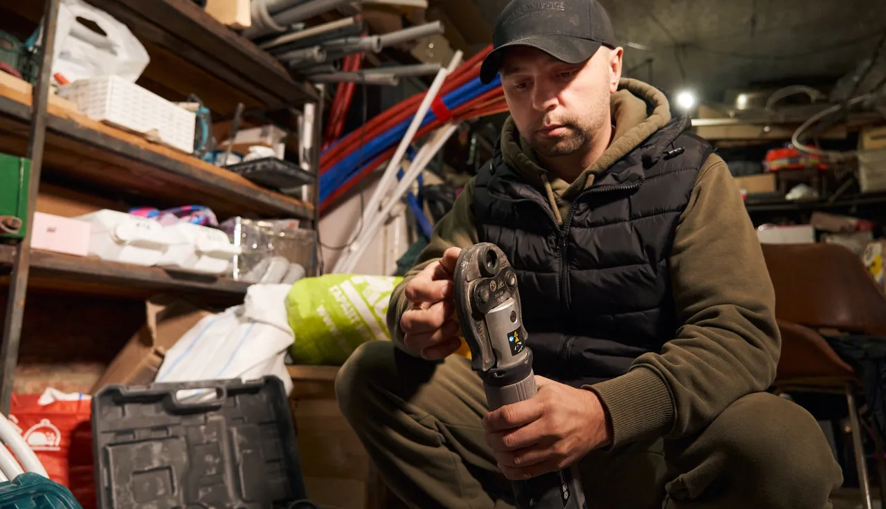 Maksim, displaced by the conflict between Russia and Ukraine, has undertaken a training to become a plumber, financed by the ICRC.