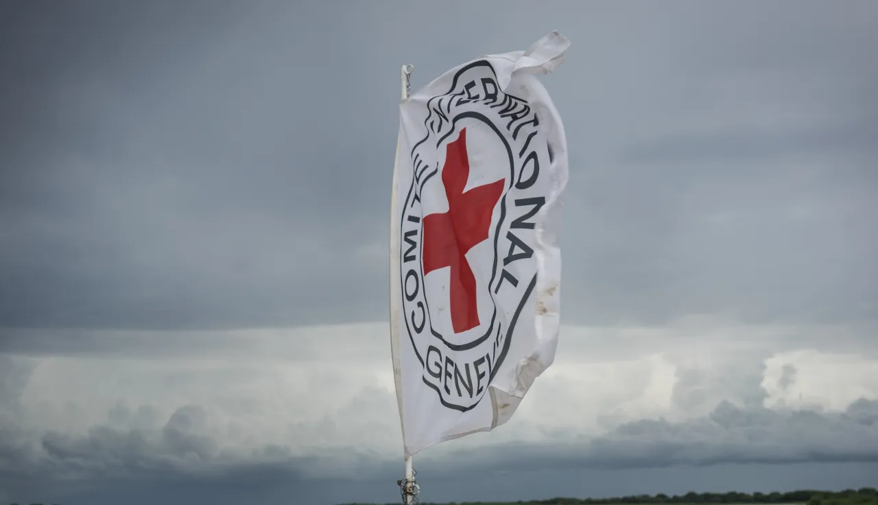 Le drapeau du CICR fouette au vent, image d'illustration. KNOWLES-COURSIN, Mackenzie / CICR